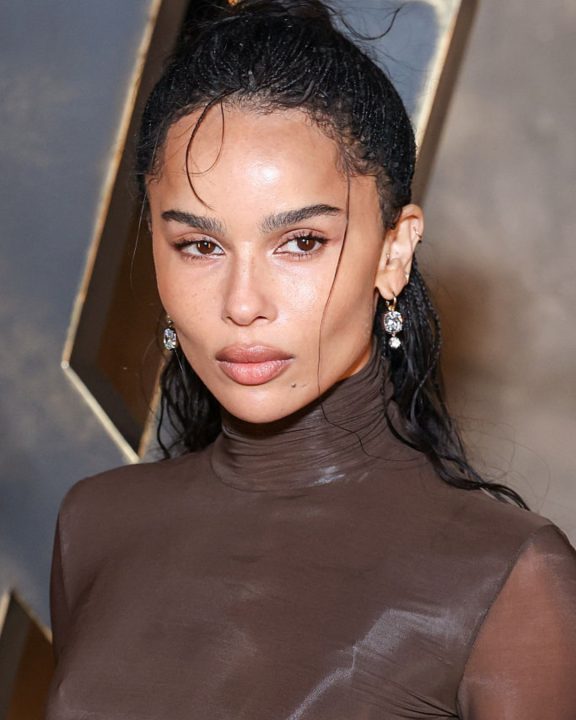 Zoë Kravitz aposta em bolsa de camurça da Saint Laurent e dita tendência para 2026