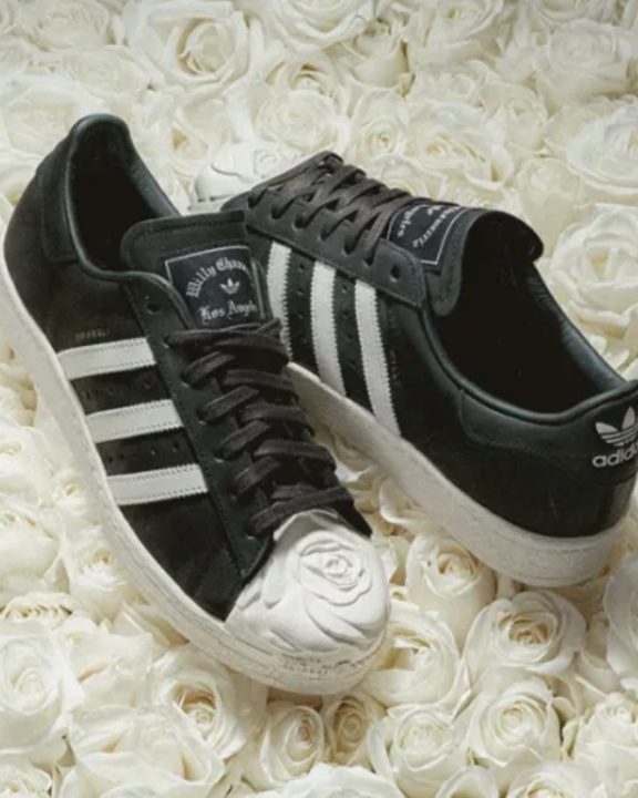Adidas e Willy Chavarria lançam nova versão do icônico Superstar com biqueira de rosa