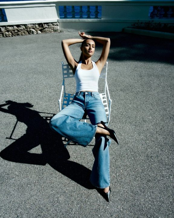 Jeans dos anos 90 e luxo despojado: Alexandra Leclerc assina coleção para Frame