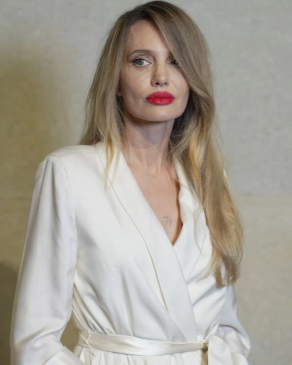 O retorno do red lip: Angelina Jolie brilha com batom vibrante e look branco de cetim