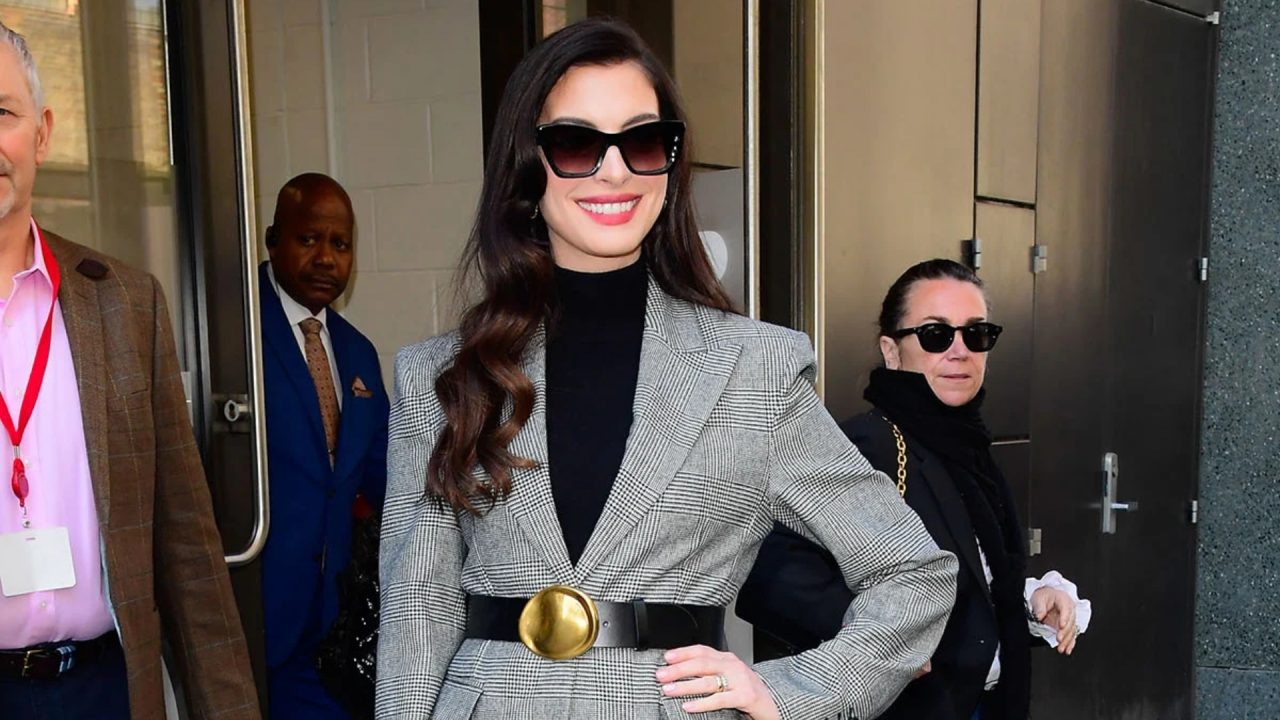 Anne Hathaway prova que terno xadrez e meia-calça são a dupla imbatível do outono 2026