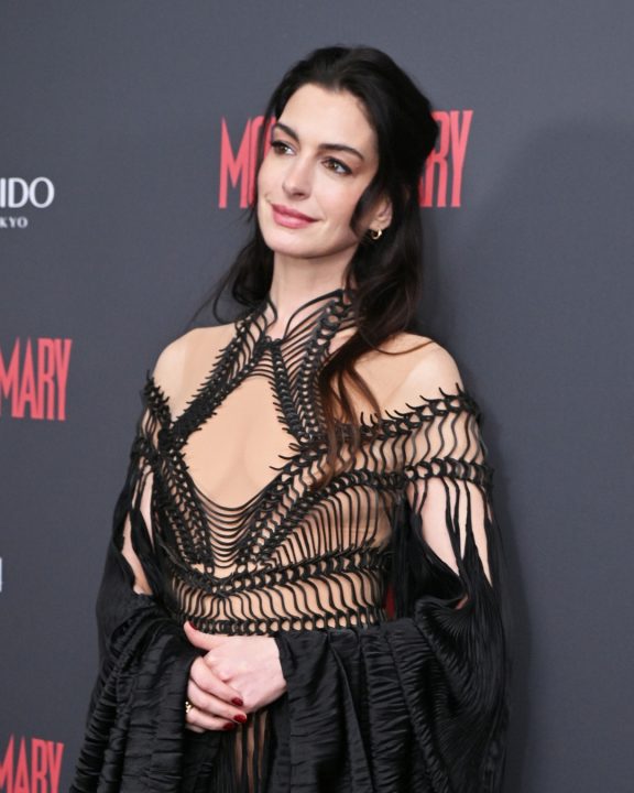 Anne Hathaway deixa Andrea Sachs de lado e aposta em estética gótica em Londres