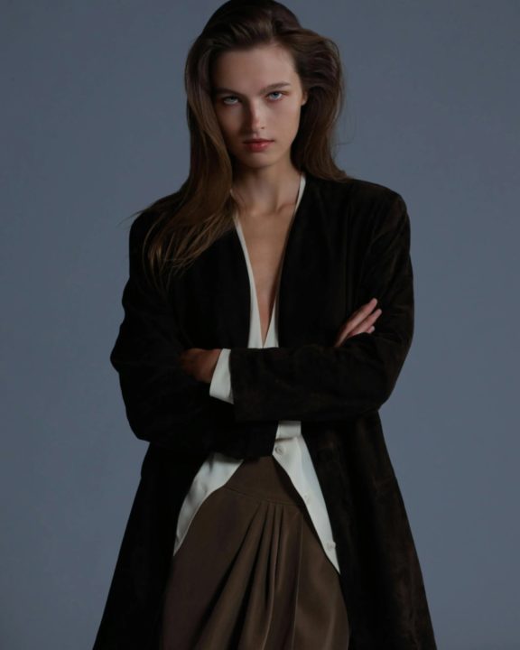 Armani/Archivio: Giorgio Armani relança 13 looks históricos do anos 80 e 90 em coleção
O projeto Armani/Archivio apresenta seu segundo capítulo em Milão; Giorgio Armani resgatou looks históricos de de 1979 a 1994 para coleção