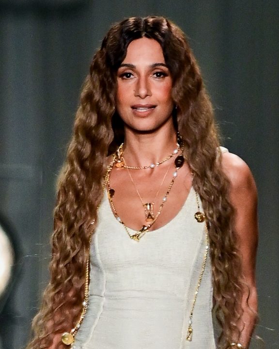 O visual sereia de Camila Pitanga: Atriz brilha em longo off-white no Rio Fashion Week