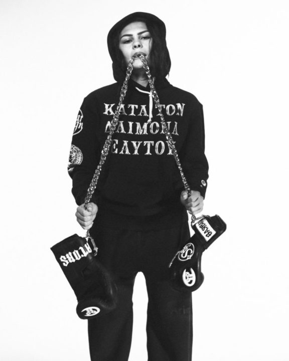 Champion une boxe e streetwear em nova coleção vintage em collab com a marca Aries
A Champion e a Aries apresentam uma colaboração inspirada no boxe com peças vintage reinterpretadas e campanha com Harlem Eubank