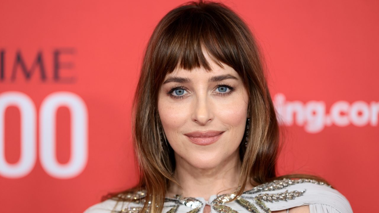 Dakota Johnson aposta em capa dramática com look da Valentino para o TIME100 Gala
