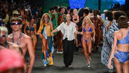 Deborah Secco e Helô Pinheiro fecham desfile
