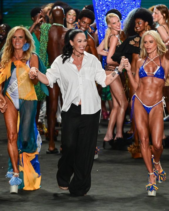 De biquíni e ‘all jeans’: Helô Pinheiro e Deborah Secco brilham e são ovacionadas na RFW
