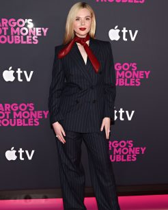 Look com gravata de Elle Fanning