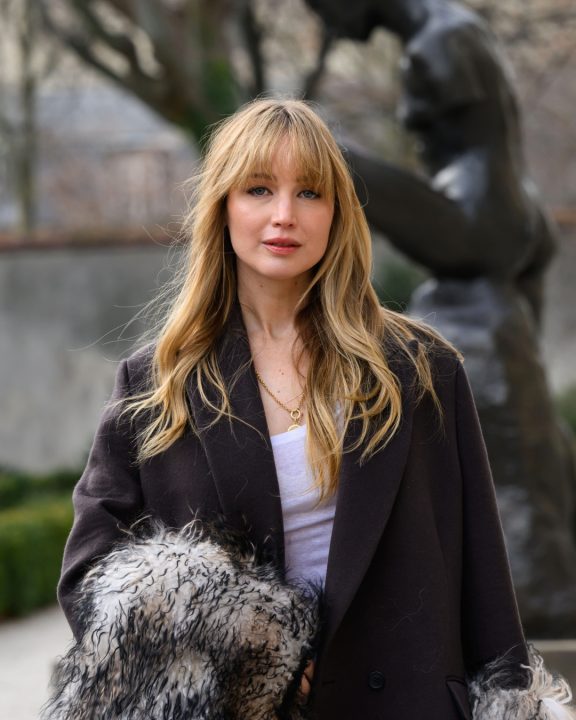 Jennifer Lawrence transforma chinelo em item de luxo em look com bolsa Dior