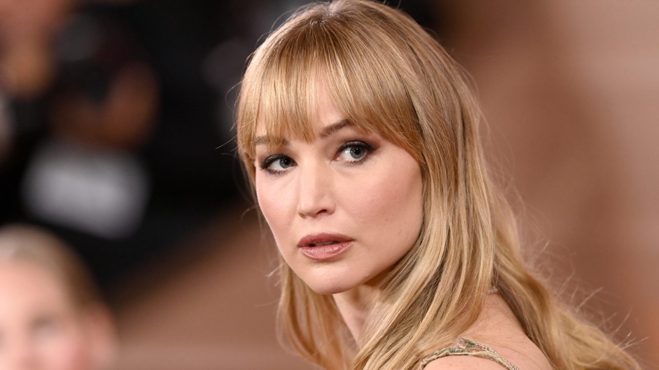 Jennifer Lawrence confirma a tendência das cores primárias em look street style