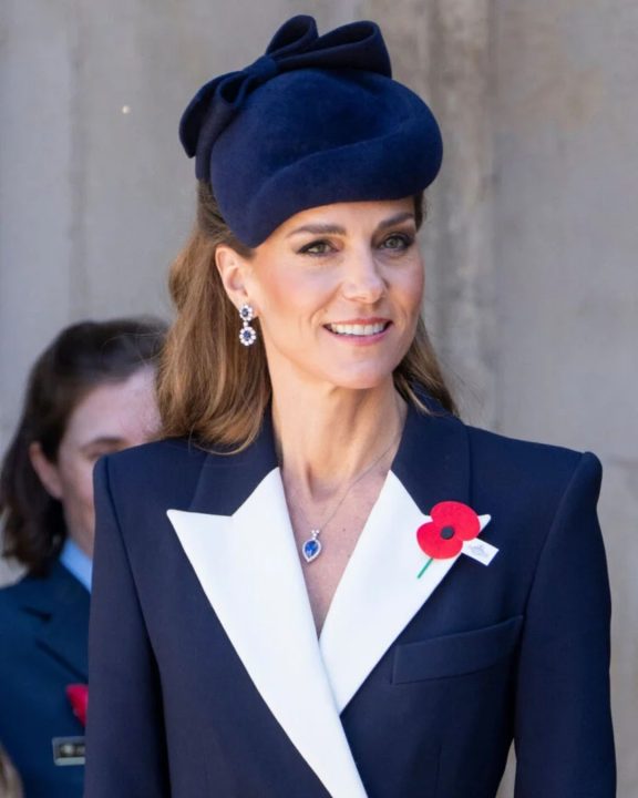 Kate Middleton resgata casaco Alexander McQueen e homenageia Diana com joias de safira