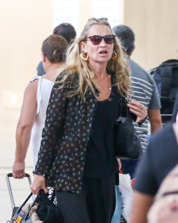 Aerolook de Kate Moss no Rio: Modelo aposta em boho chic com wide leg e terceira peça
Kate Moss foi flagrada no aeroporto do Rio de Janeiro com uma calça wide leg e argolas douradas; veja os detalhes do aerolook da supermodelo
