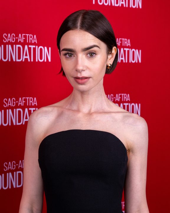 Lily Collins aposta em veludo bordô e minivestido chic em eventos de ‘Emily em Paris’