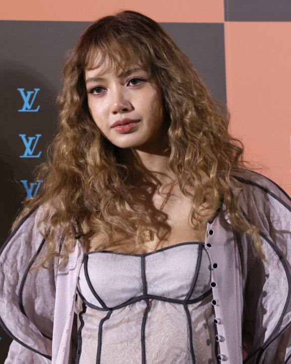Transparência e boho: Lisa, do BLACKPINK, aposta em look ousado com vestido curto
