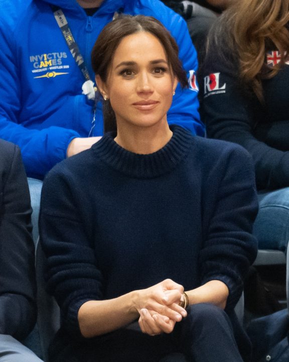 Jeans reto e jaqueta oversized: Meghan Markle aposta em dupla tendência para o dia a dia