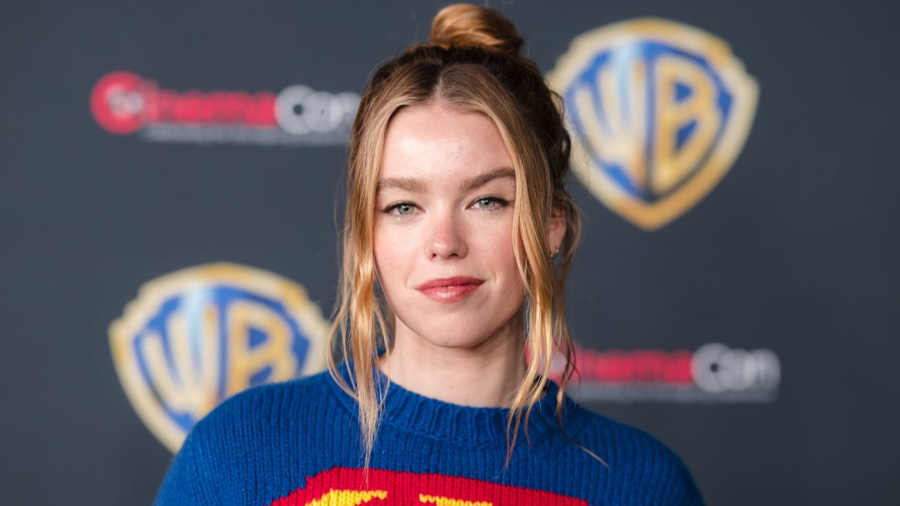 Milly Alcock, a nova Supergirl, aposta em suéter viral da Chanel com referência à heroína