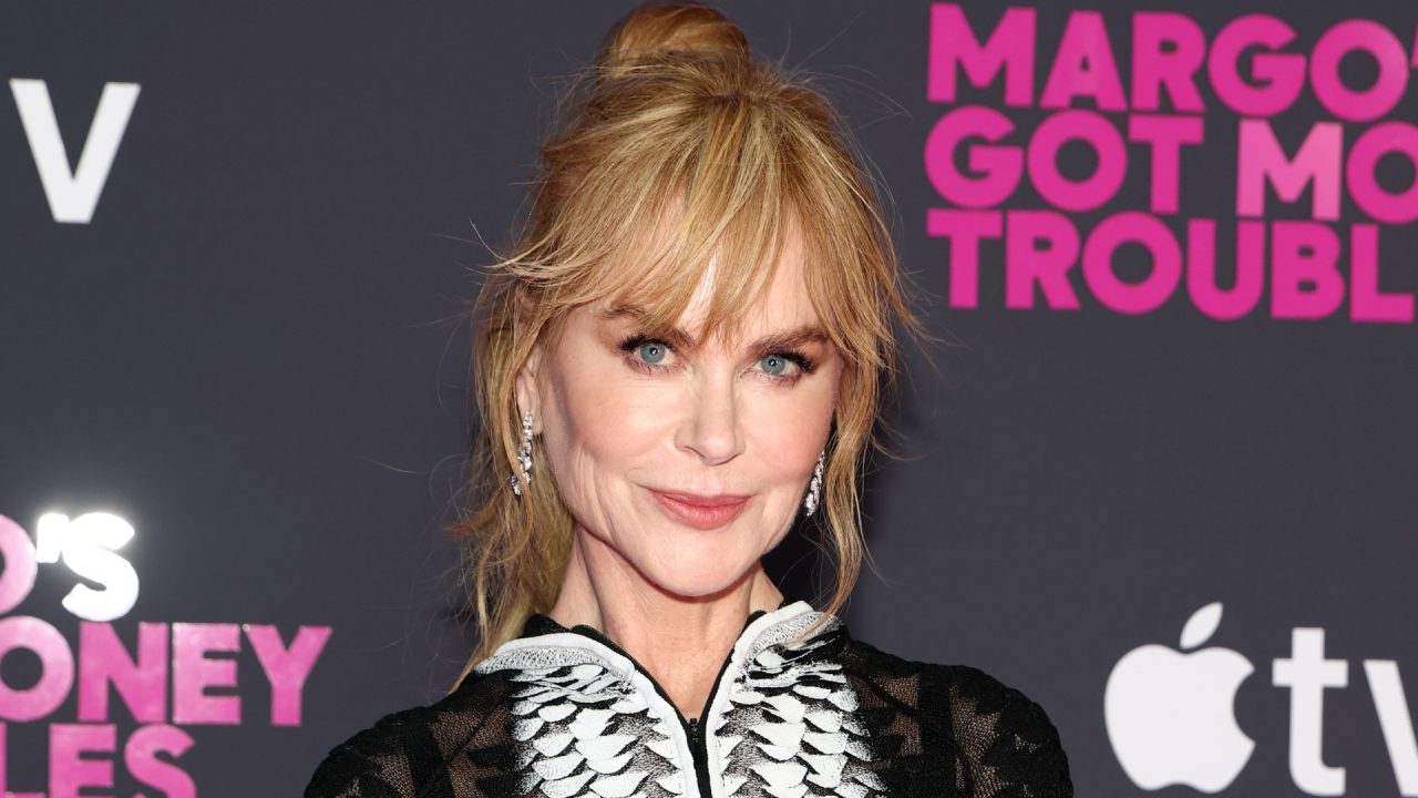 Nicole Kidman elege vestido Schiaparelli ousado com transparência e textura de escamas