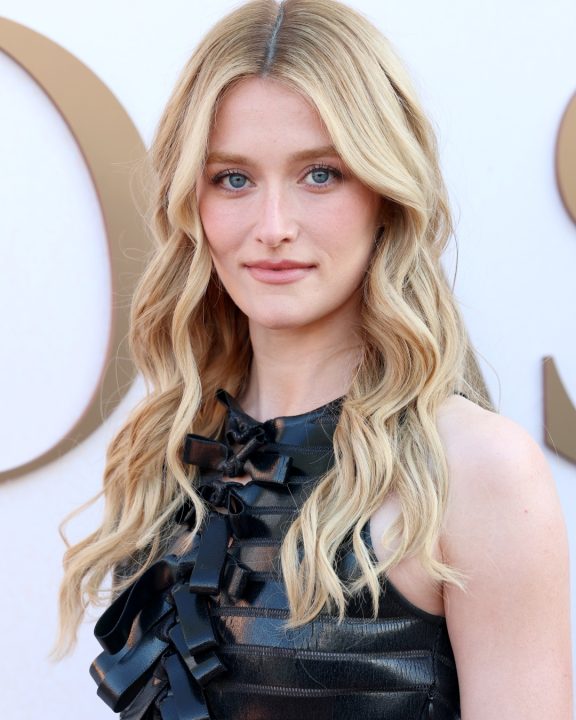 Sarah Pidgeon se despede do minimalismo de Carolyn Bessette e ousa com Givenchy