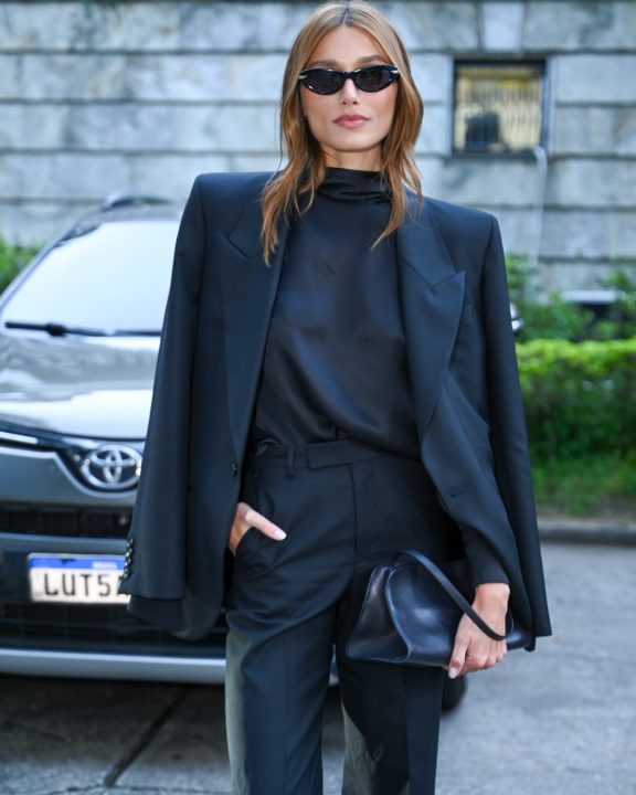 O estilo de Sasha Meneghel: Alfaiataria estruturada é a aposta para Rio Fashion Week
Para a abertura do Rio Fashion Week, Sasha Meneghel escolheu um look de alfaiataria total black com corte estruturado no desfile da Osklen