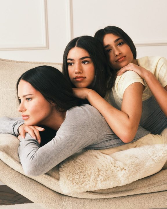 Adriana Lima posa ao lado das filhas pela primeira vez em campanha de Dia das Mães da VS