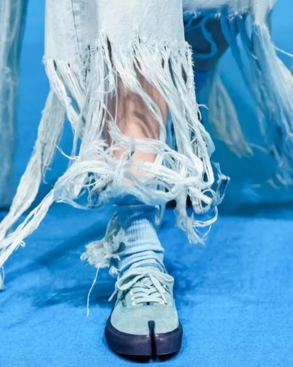 Vans Authentic Tabi: Marca lança tênis de dedo dividido com acabamento em jeans
A FDMTL e a Vans unem forças para lançar um Authentic Tabi com denim índigo premium e bordados sashiko, confira os detalhes da collab