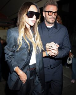 Victoria e David Beckham combinam looks em NY