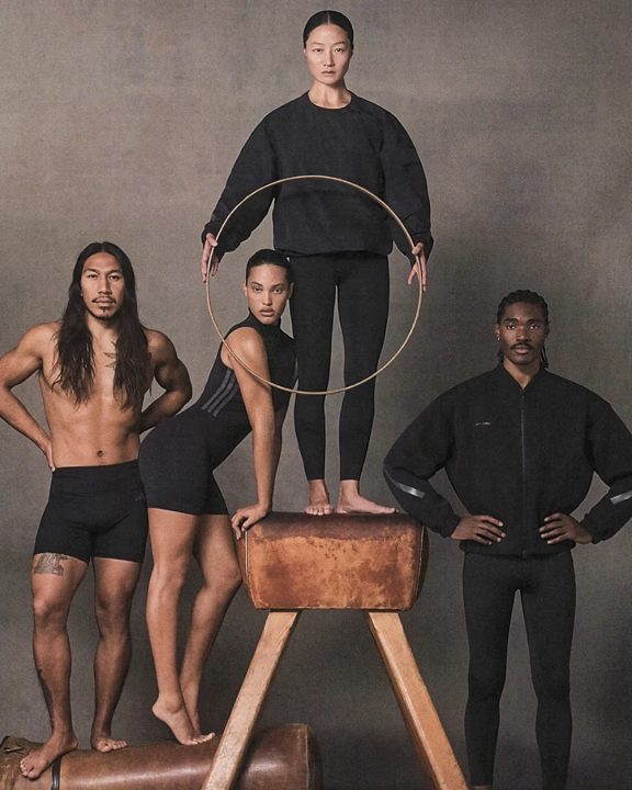 Entire Studios e Adidas lançam collab e ditam o preto como tendência da moda esportiva
Coleção da Entire Studios e Adidas aposta no all black, shapes amplos e no streetwear sofisticado para 2026; veja mais