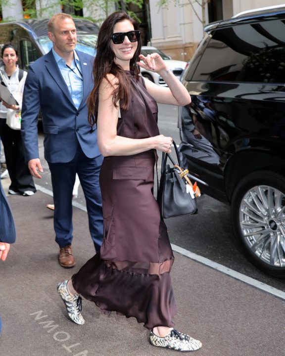 Esse é o tênis vintage que virou febre e queridinho das it-girls em 2026; veja como usar
Descubra qual é o tênis vintage que conquistou Anne Hathaway e Kendall Jenner, tornando-se o item no guarda-roupa das it-girls em 2026