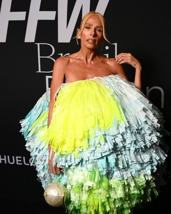 Belíssima! Adriane Galisteu encanta com look colorido e bolsa ‘diferentona’ no FFW Brasil Fashion Awards