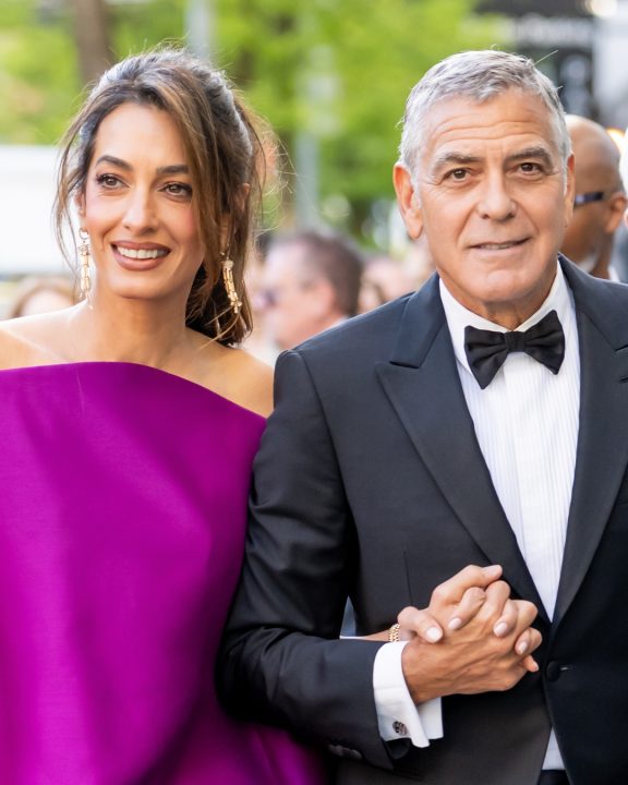 Minivestido Balenciaga eletrizante: Look icônico de Amal Clooney para homenagear George