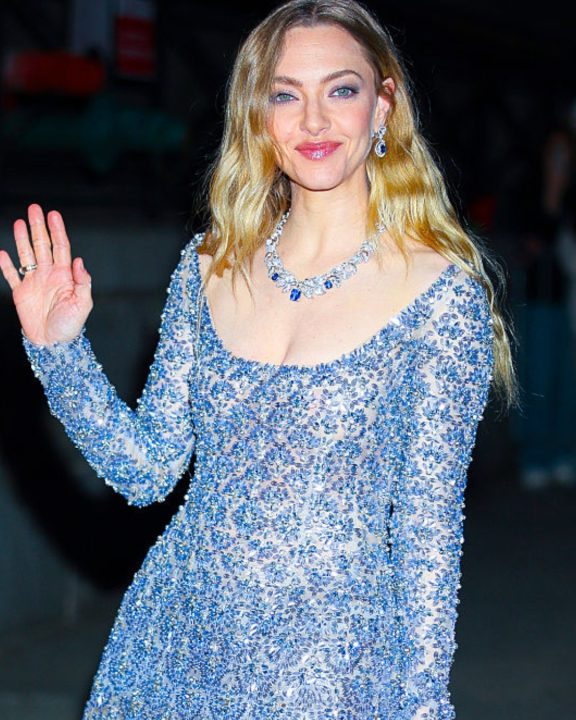 Amanda Seyfried resgata azul de ‘Mamma Mia’ com vestido Oscar de la Renta