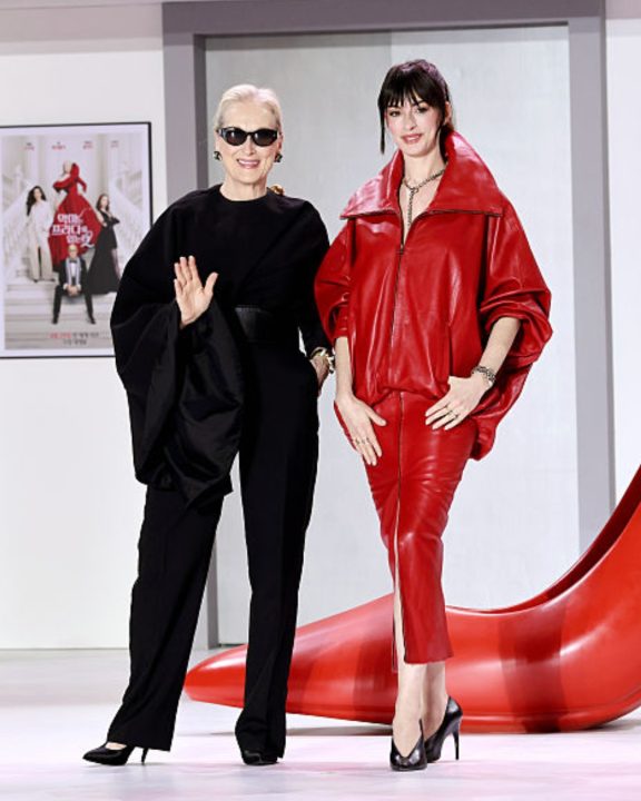 De Celine e Balenciaga, Anne Hathaway e Meryl Streep se jogam nos contrastes em Seul
Anne Hathaway e Meryl Streep levaram os contrastes ao tapete vermelho da première de “O Diabo Veste Prada 2” com looks marcantes