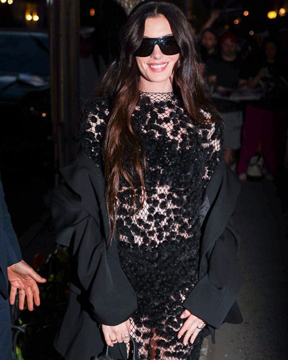 Anne Hathaway aposta em transparência com naked dress preto da Lever para première