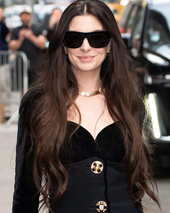 Anne Hathaway resgata glamour dos anos 90 com look retrô de arquivo da Versace