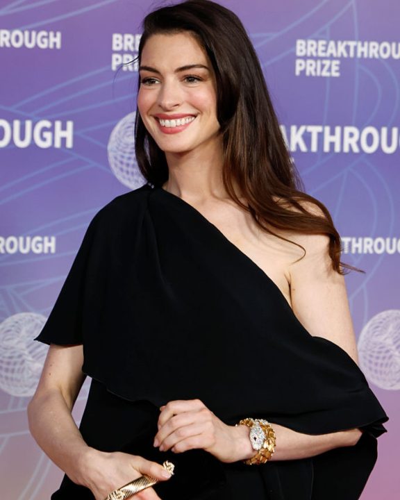 Anne Hathaway troca brilho pelo ‘minimal chic’ com vestido assimétrico da Ralph Lauren