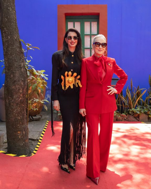 Anne Hathaway redefine o clássico com saia lápis e cinto surrealista da Schiaparelli