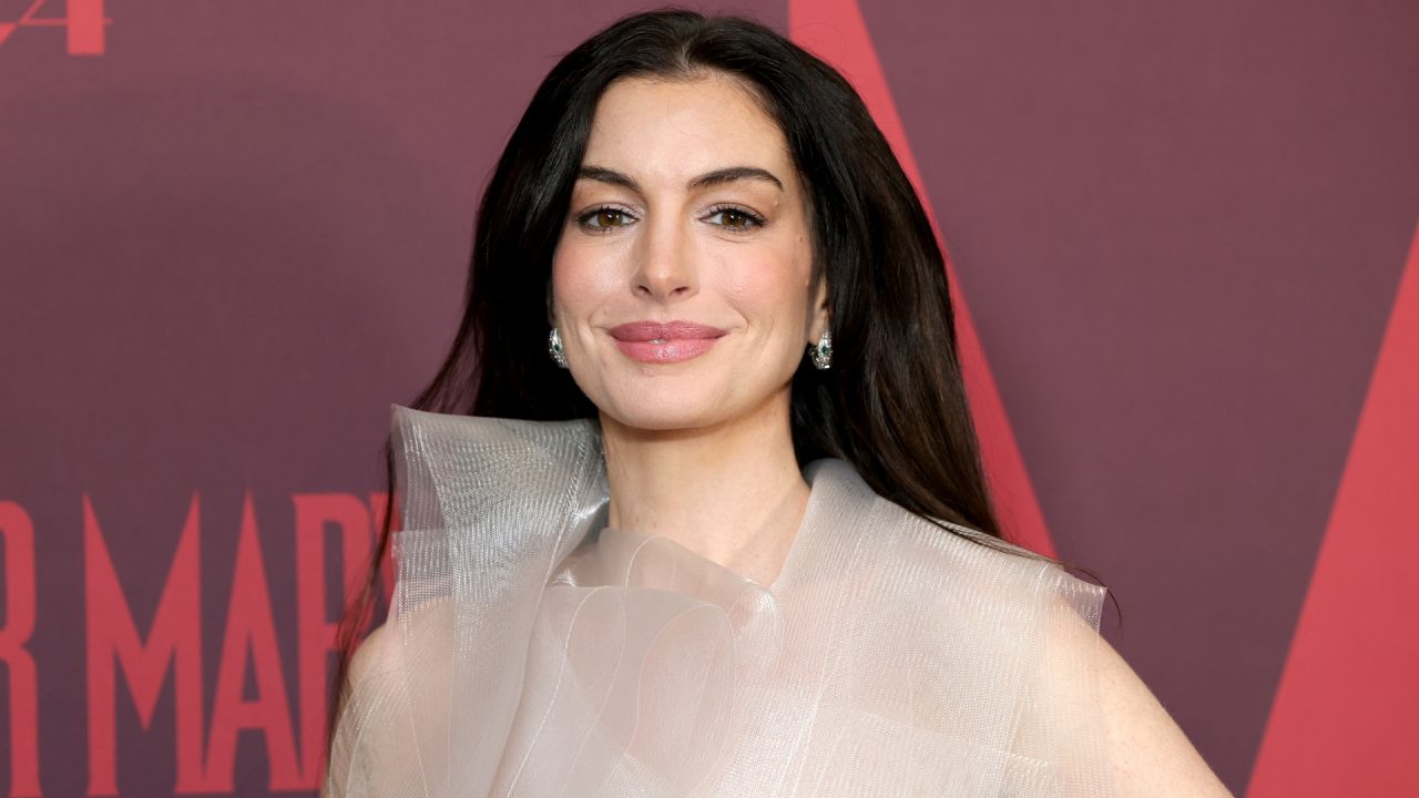 Anne Hathaway aposta em vestido escultural de tule Lever Couture e joias Bvlgari