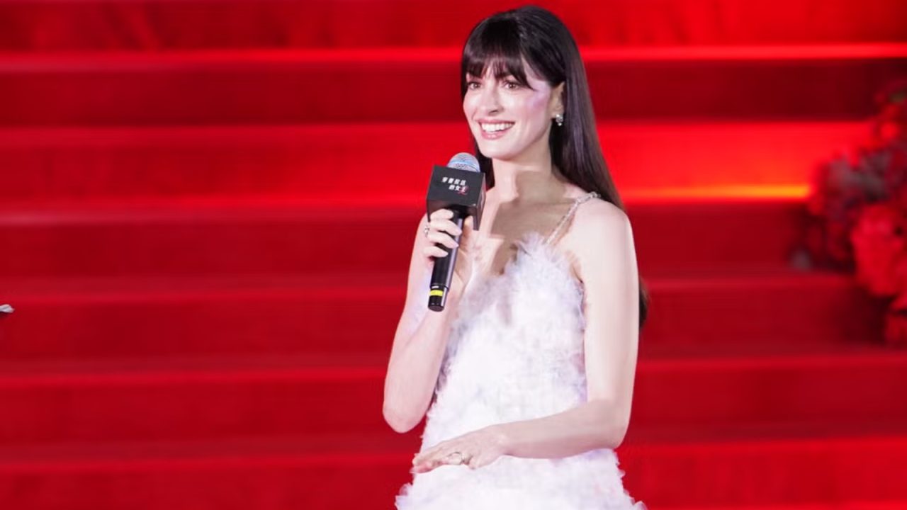 Anne Hathaway troca Andy Sachs por estética de ‘O Diário da Princesa’ em première