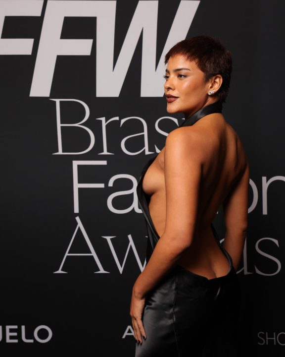 Bella Campos ousa com costas à mostra em vestido da Gucci e inaugura corte pixie