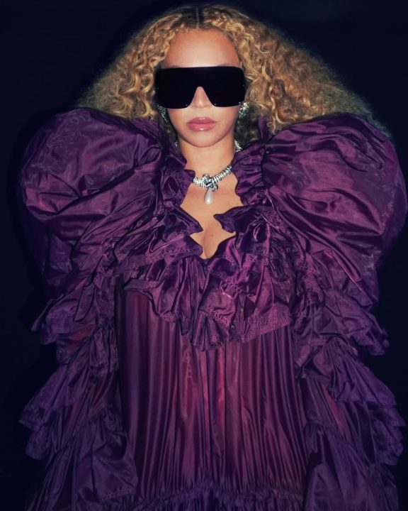 Beyoncé resgata estética de ‘Lemonade’ com vestido Saint Laurent e bolsa inusitada