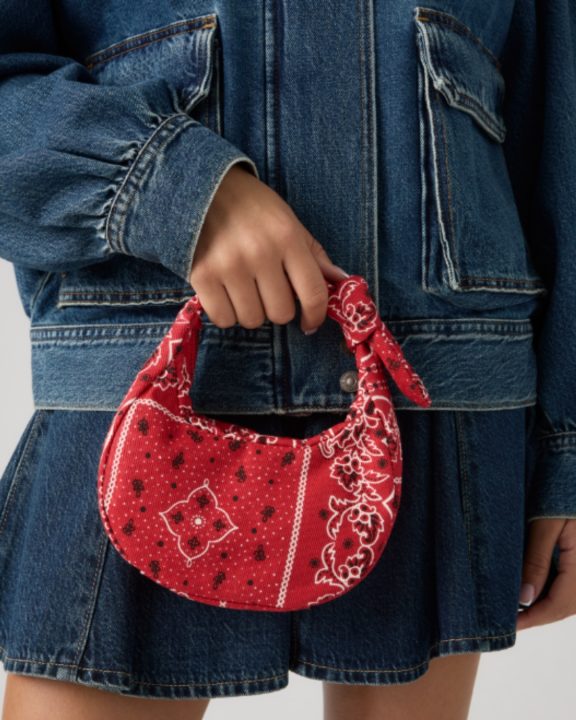 Baby Brooklyn Bag: Levi’s transforma bandana dos anos 80 em bolsa jeans
Nova bolsa jeans da Levi’s une funcionalidade, estilo e identidade com estética dos anos 80 ao transformar bandana em outro acessório