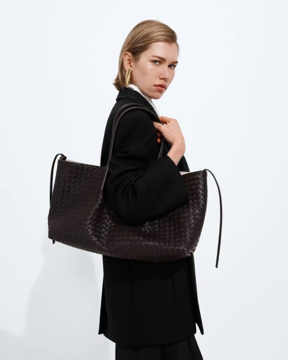 Inovação do clássico: Bottega Veneta reinventa o intrecciato com bolsa reversível 2 em 1
Nova bolsa da Bottega Veneta reinventa o clássico couro intrecciato com bolsa 2 em 1 que pode ser usada do avesso