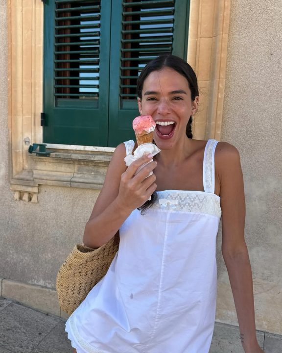 Bruna Marquezine brilha com Shawn Mendes com trend da sapatilha em look para igreja