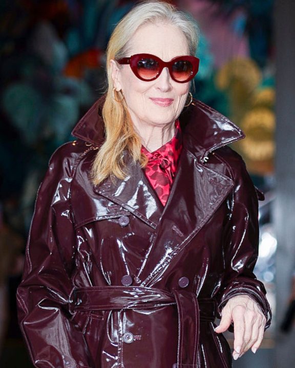 Como arrasar com trench coat? Meryl Streep dá aula de estilo com verde de poá e couro da DG