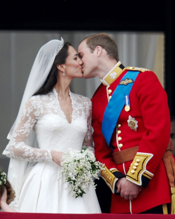 Ao lado dos filhos, Kate Middleton e William celebram 15 anos de união com visuais casuais