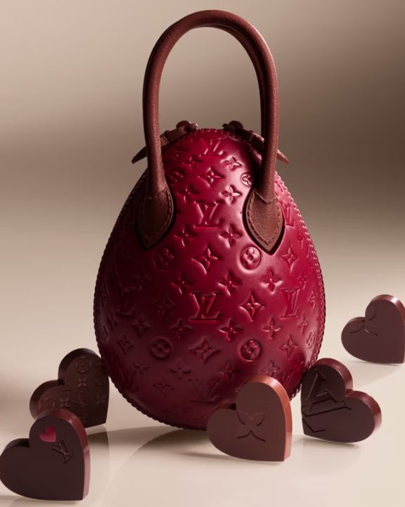 Louis Vuitton transforma bolsa de chocolate para o Dia das Mães em tom vinho