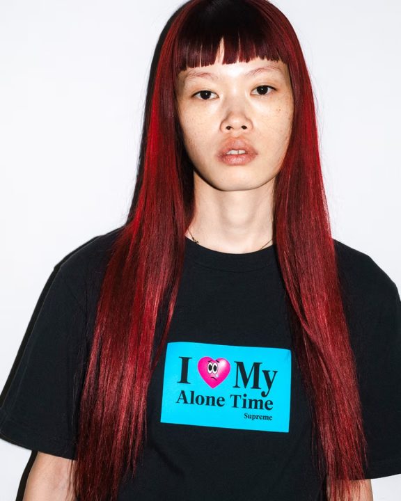 Supreme revela coleção que mistura arte e streetwear de luxo em camisetas gráficas