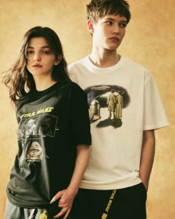 Star Wars ganha coleção que celebra a trilogia e une cinema e streetwear
A trilogia original de Star Wars é o tema da nova coleção de Primavera/Verão 2026 da graniph; veja as estampas inspiradas nos filmes