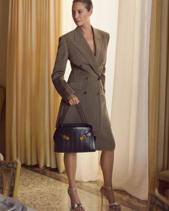 Ferragamo SS2026: Nova coleção de sapatos reinventa o icônico laço Vara Bow
Ferragamo apresenta novas sandálias e slingbacks com o Vara Bow, símbolo da feminilidade da marca; confira a coleção SS2026
